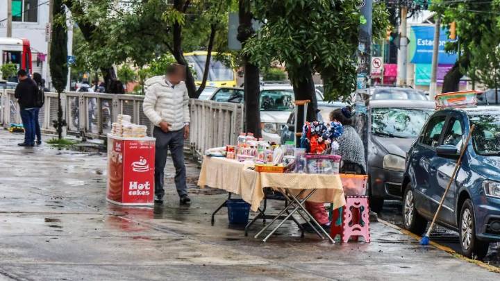 Persisten puestos de comida chatarra en escuelas de Toluca pese a prohibición federal