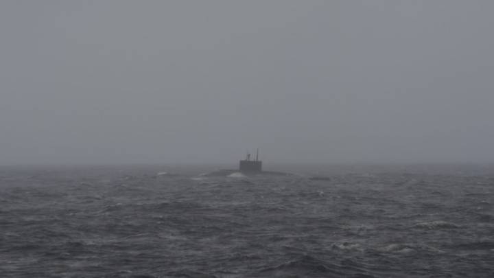 El submarino ruso avistado hace días en el Estrecho, en riesgo de explosión por una fuga de combustible
