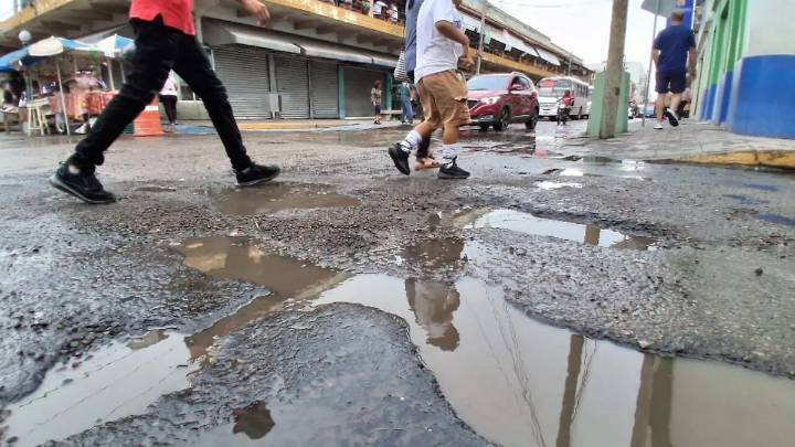 ¿Y se puede caminar así en el Centro de Mazatlán? Brotan más baches en el primer cuadro del puerto