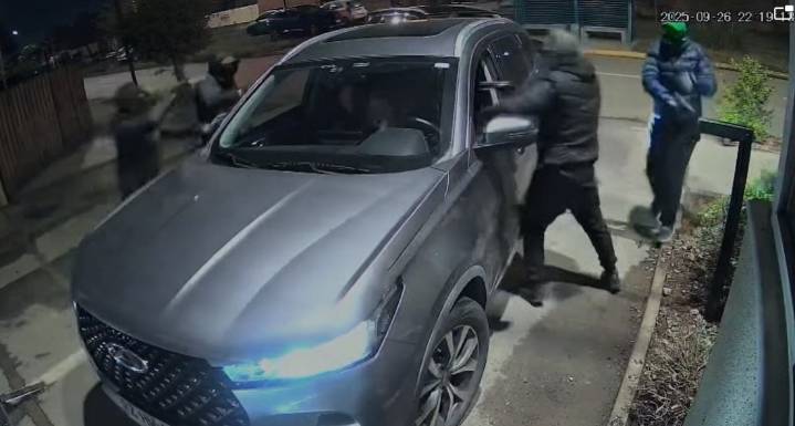 Violento robo de vehículo en Lampa: Delincuentes lo abandonan en Quilicura