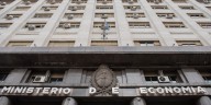 La deuda pública aumentó más de USD 7.000 millones en agosto por la volatilidad del dólar y la emisión de bonos