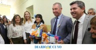 Orrego inauguró una escuela en Cochagual y entregó 376 computadoras a docentes de Sarmiento y 25 de Mayo