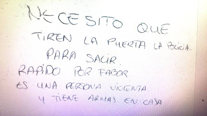 Los mensajes lanzados por la ventana de un secuestrado en Madrid: “Es una persona violenta y tiene armas”