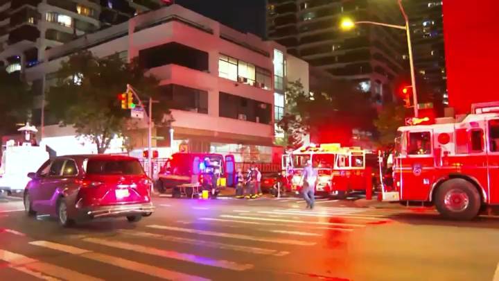 Mujer muere tras incendio en edificio de East Harlem