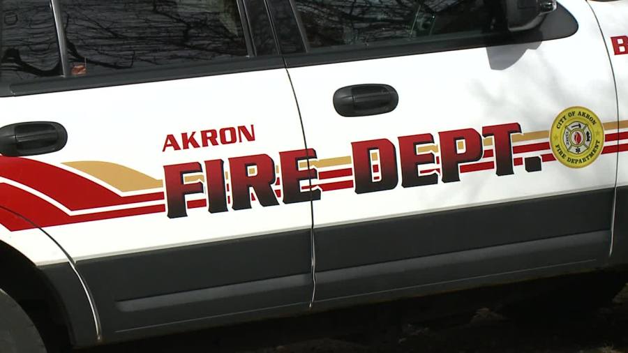 Pregnant woman assisted by neighbor to escape Akron house fire