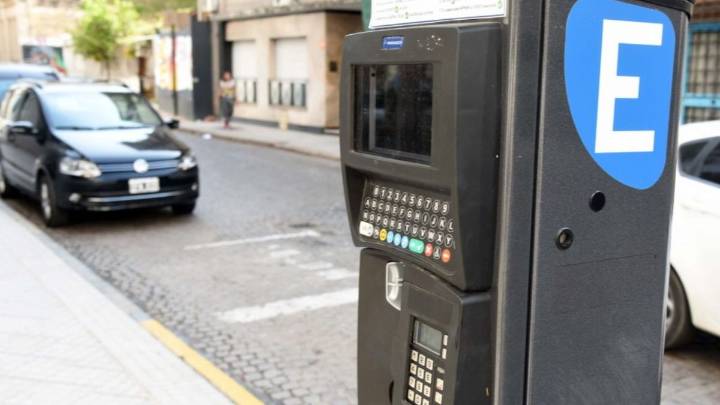 Nuevo estacionamiento medido en Rosario: quitan parquímetros y no habrá autos a 45 grados