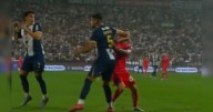 Alianza Lima se queda con 10: Carlos Zambrano vio la roja tras fuerte codazo a jugador de la U. de Chile