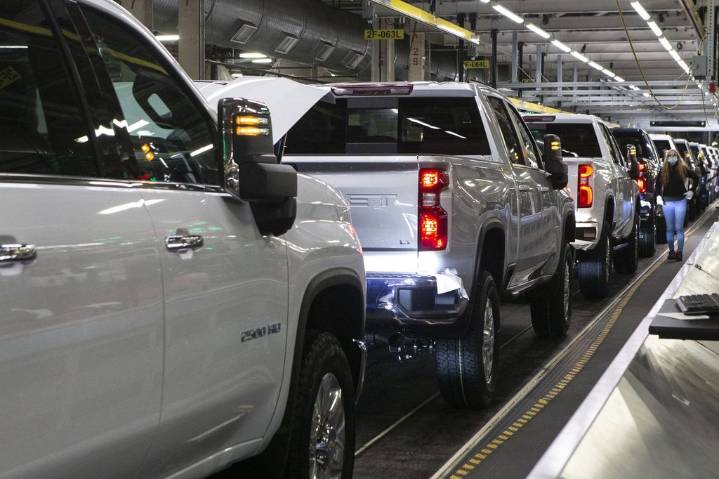 Unifor says third shift to return at Windsor plant, GM to delay cutting Oshawa shift