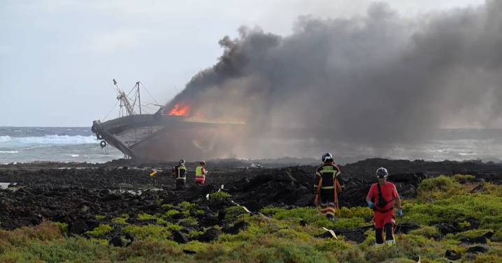 Un pesquero marroquí arde tras quedarse encallado en Lanzarote