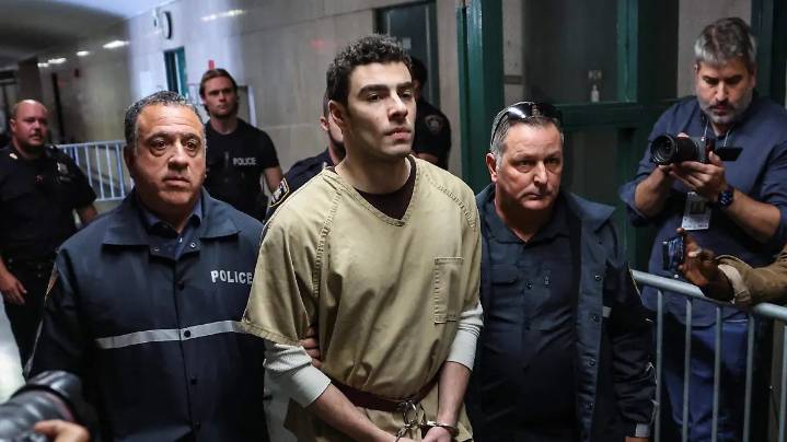 Juez desestima cargos de terrorismo en el caso estatal contra Luigi Mangione