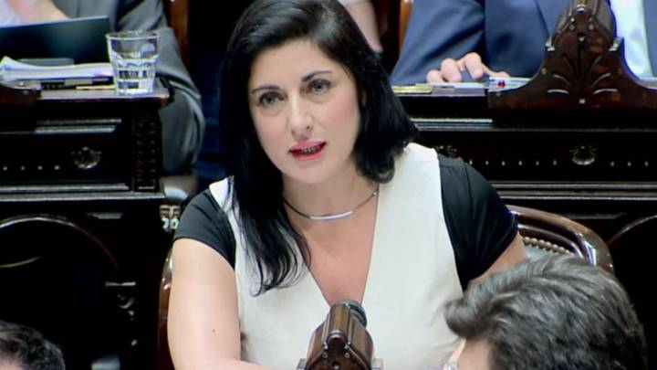 Juliana Santillán inventó un número y desató burlas en Diputados y en las redes.