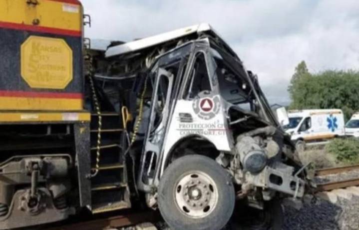 Fatal choque entre tren y camión en Guanajuato deja 5 muertos