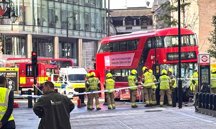 Emblemático autobús rojo de doble piso protagoniza atropellamiento masivo en Londres
