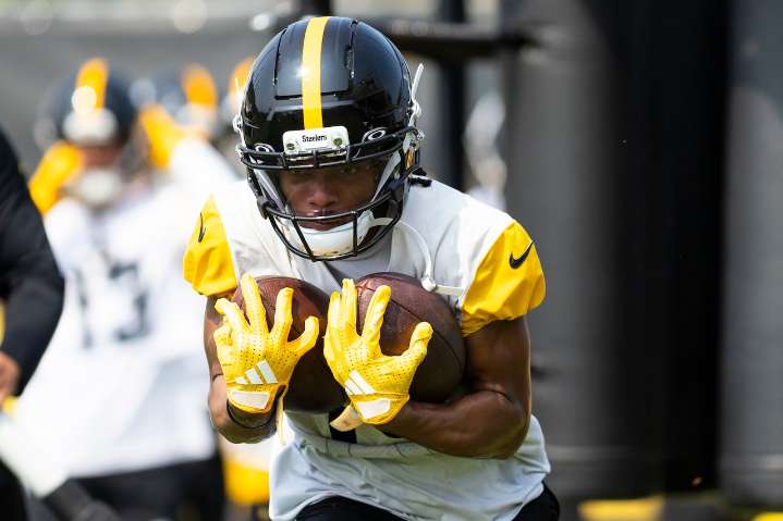 Blazing-fast Steelers wide receiver gives injury update after going to hospital with shoulder injury