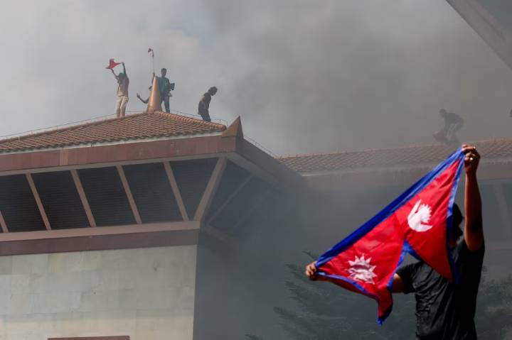 Manifestantes incendiaron el Parlamento de Nepal tras la dimisión del primer ministro