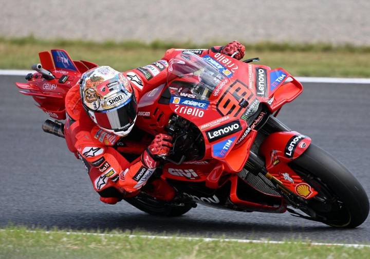 Marc Márquez salva el viernes más difícil del año, pero Álex no