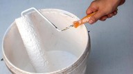 Con un balde de pintura vacío y un pedazo de madera: creá esta hermosa mesita, ideal para hacer en casa este fin de semana