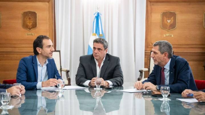 La Libertad Avanza busca recuperar terreno en PBA y mete tensión en “la tercera vía”