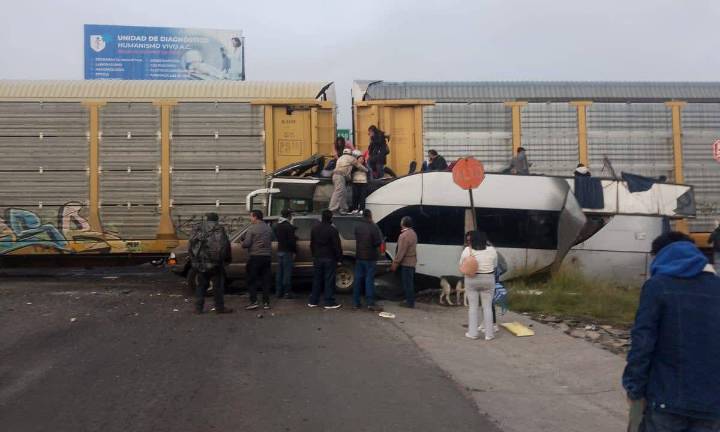 Tragedia en Edomex: deja 10 muertos choque entre tren y autobús de pasajeros