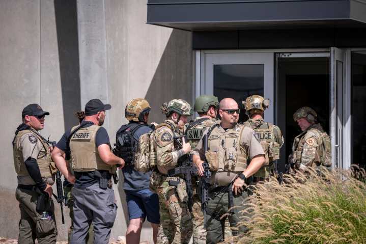 El FBI publica 2 fotos del sospechoso de asesinar de Charlie Kirk, al que intenta capturar