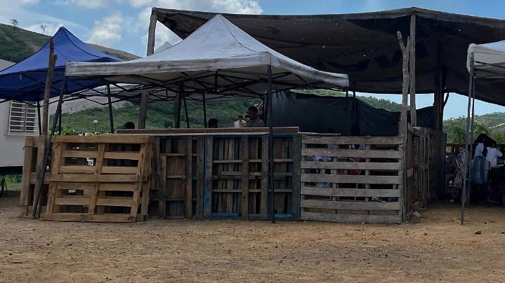 Niños desplazados por la violencia toman clases en aulas precarias al sur de Mazatlán