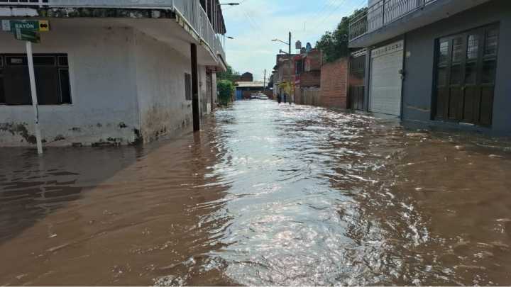 Desbordamiento del Río Tajo Deja Calles y Casas Inundadas en Tototlán, Jalisco