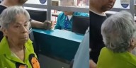 Abuela protesta a gritos por falta de medicamentos: “Cómo es posible que nos dejen morir, asesinos”