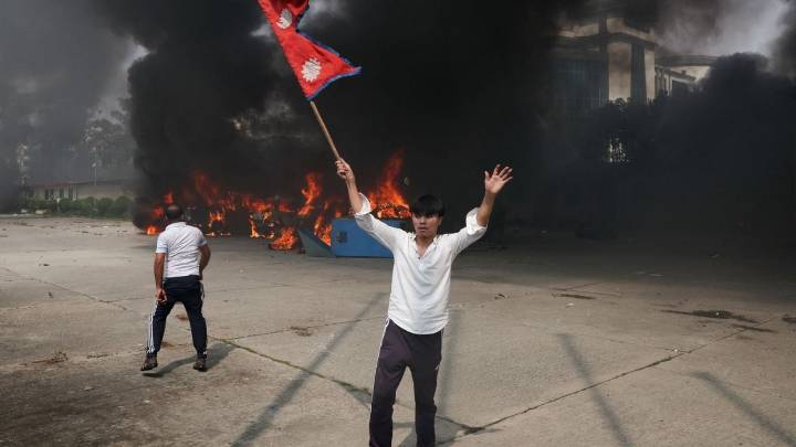 Muere esposa de ex primer ministro de Nepal tras sufrir graves quemaduras en incendio durante protestas
