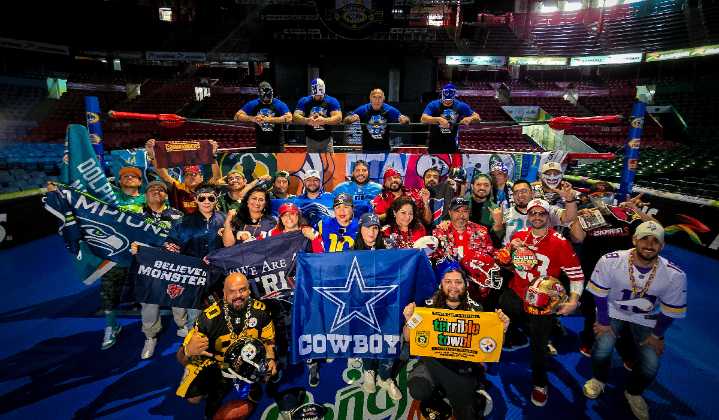 Del emparrillado al ring: así convivieron fanáticos de la NFL con la Dinastía Panther en la Arena México 