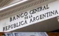 El dólar oficial quebró el techo de la banda: especulan que el BCRA empezó a vender