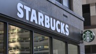 Starbucks cierra cientos de tiendas y suprime unos 900 puestos de trabajo