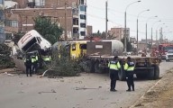 Dos camiones chocan y preocupan a vecinos por fuerte olor a combustible en SMP