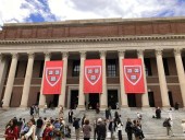 Jueza revoca congelación de fondos a Universidad de Harvard ordenada por Trump