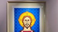 ‘Con ironía, Mondo sintetiza una cultura saturada de imágenes’: con esta exposición, el artista Franklin Aguirre usa emojis, en contextos ambiguos
