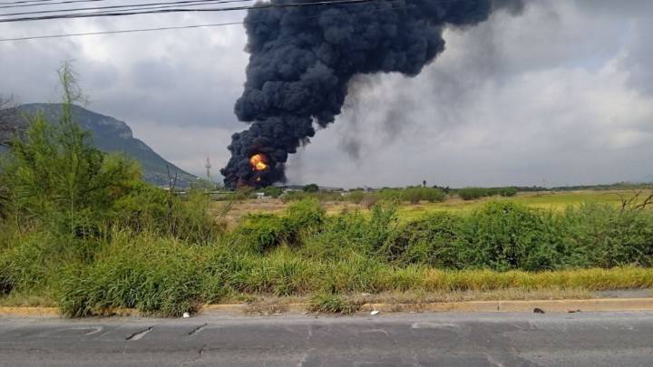 Explosión de fábrica levanta enorme columna de humo en Parque Industrial de Escobedo