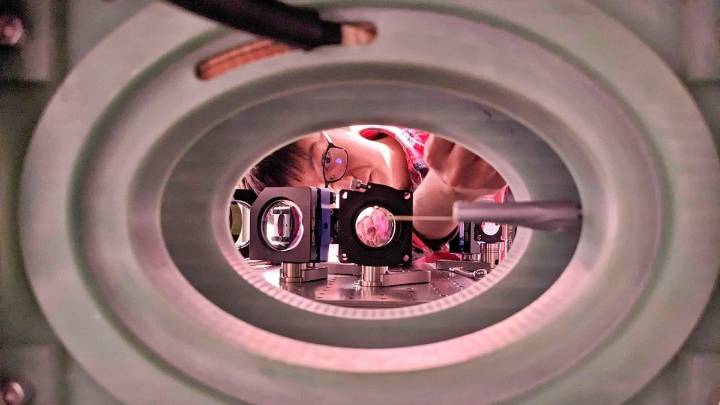 Caltech physicists build record-breaking quantum supercomputer