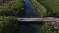 Misterio por una gran cantidad de juguetes sexuales encontrados cerca de un puente