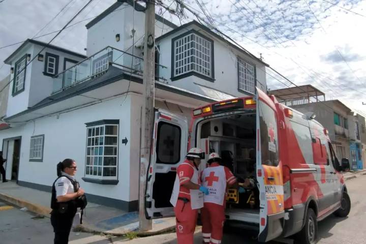 Trabajador sufre descarga eléctrica mientras impermeabilizaba un techo en Ciudad del Carmen