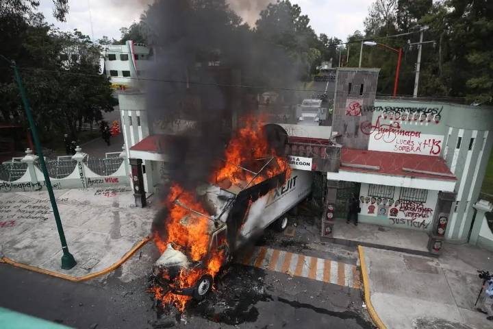 Encapuchados lanzan petardos a instalaciones militares al término de mitin por caso Ayotzinapa