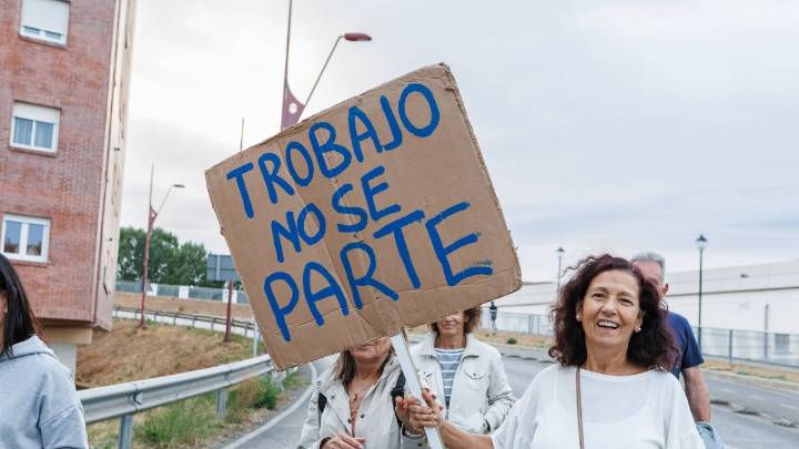 Pancartas de rebelión en Trobajo: los vecinos claman de mil maneras que el tren no les aísle