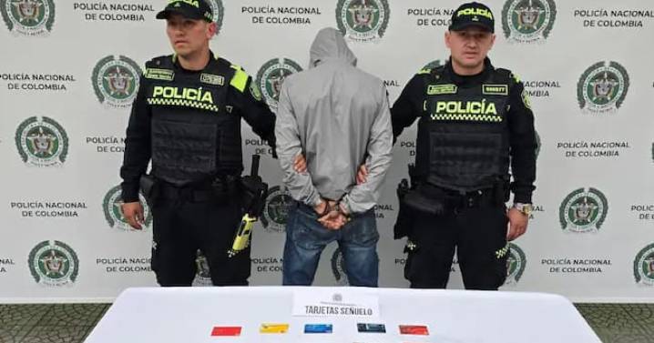 Manizales: Llevaba 15 tarjetas bancarias reportadas, aceptó cargos y quedó libre