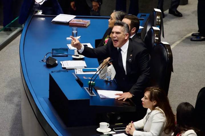 Entre gritos de “desafuero”, ‘Alito’ Moreno da postura del PRI tras entrega de informe presidencial