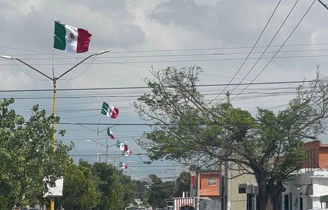 El bulevar El Minero se viste de Fiesta Patria; lo engalanan con banderas tricolores