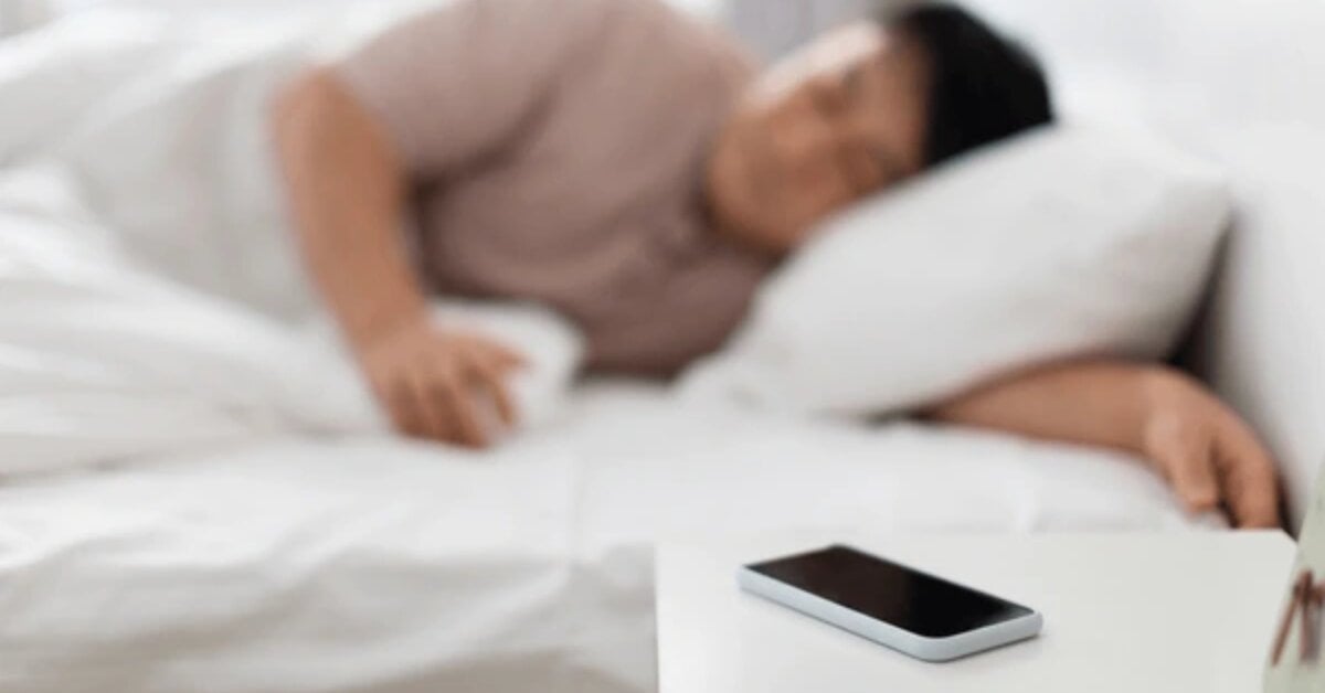 Dormir con el móvil en la mesilla: la ciencia desvela qué riesgos reales tiene para tu salud
