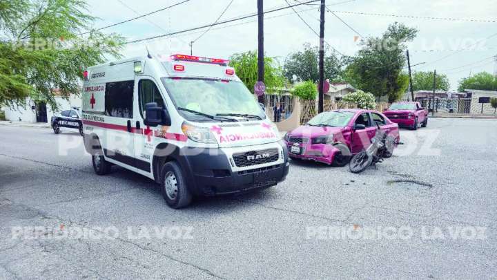 Choque entre motocicleta y auto deja herido al motociclista en Monclova