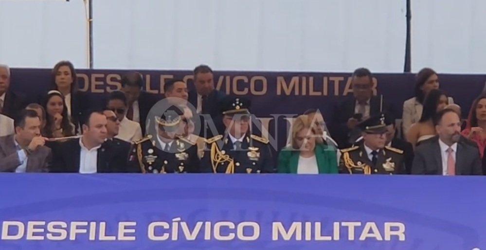 Video: Así se distraen las autoridades de Chihuahua en el Desfile Cívico Militar de Independencia