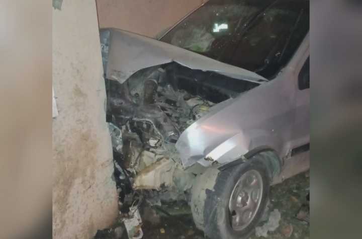 Río Gallegos: un vehículo impactó contra una vivienda tras perder el control