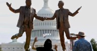 Trump y Epstein cogidos de la mano: aparece una escultura de ambos frente al Capitolio
