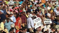 Hartos de los regalos del palco de la Plaza de Toros de Albacete