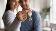 Los jóvenes mienten para alquilar una vivienda: el 17% dice tener pareja